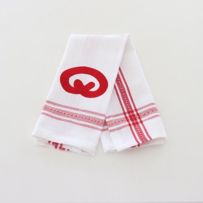 Zoom bild av gästhansdduk dobby kringla sockerbagare röd vita textilier svensk design
