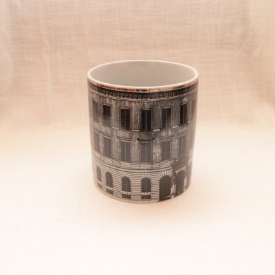 Zoom bild av kruka porslinskruka tessinska palatset svart vit handmålad kruka