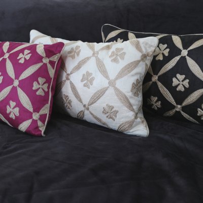 Zoom bild av tjusiga o eleganta sidenkuddar med brodymönster