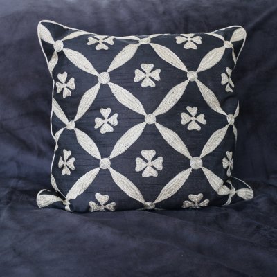 Zoom image of svart elegant kuddfodral med gyllene brodyrmönster i slottsinspirerad barock sti