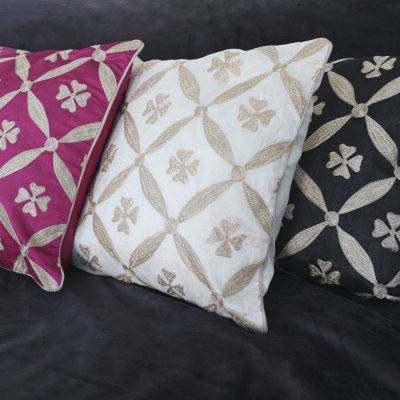 Zoom bild av vackr o eleganta kuddfodral med sidenkaraktär med brodyrmönster i barockstil