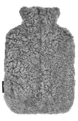 Zoom bild av grås silver fårskinn varmvattenflaska i äkta fårskinn