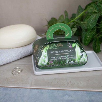 Zoom bild av lily of the valley tvål engelska tvålar lyxiga tvålar shea smör