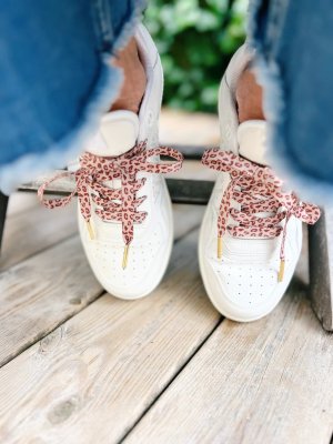 Zoom bild av skosnören leoparsd drosa sneakers snygga skosnören