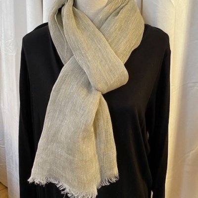 Zoom bild av line halsduk dam gråoliv halsduk linne