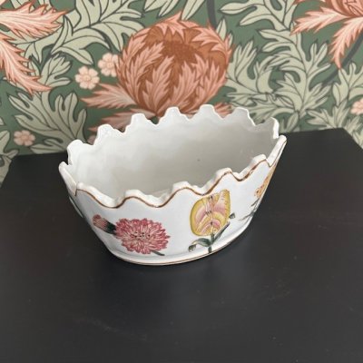 Zoom bild av liten skål sköljskål tulip simply scandinavia slottsinredning old money style