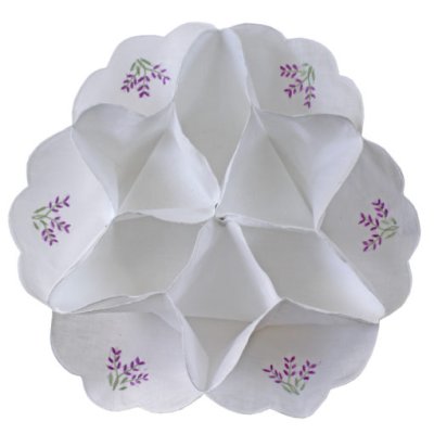 Zoom bild av vackert för bullar frallor till det gammaldags dukade bordet broderade lavendel