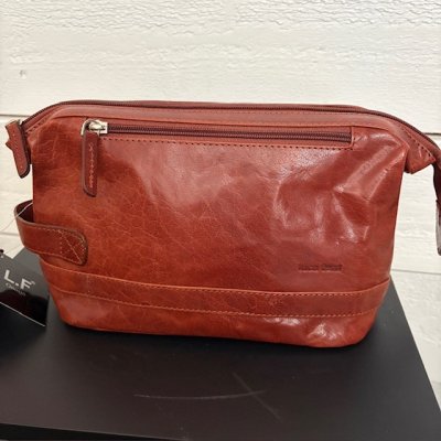 Zoom bild av necessär luca ferri brandy skinn necessär