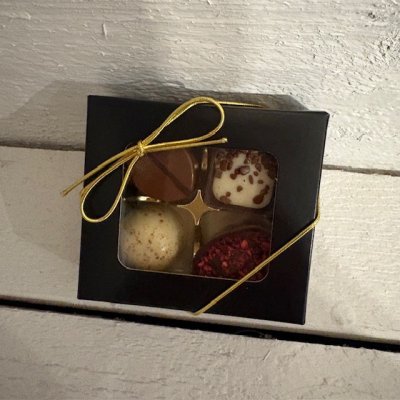 Zoom bild av chokladask lyx praliner finsmakren 4 praliner belgiska praliner