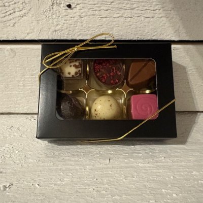Zoom bild av chokladask 4 belgiska praliner i hög kavlitet supoergoda handplockat i sverige