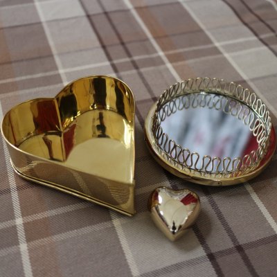 Zoom bild av skål hjärta mässing svensk design vackert mässingsformat hjärta för förvaring kärleks godisskål mässing