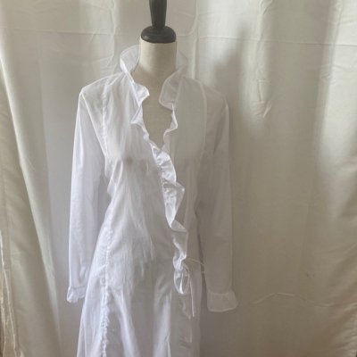 Zoom bild av vacker dallas mobwife morgonrock neglige vacker vit morgonrock