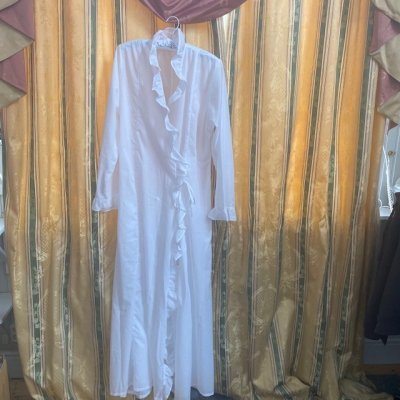 Zoom bild av kunglig fotdid morgonrock med volanger