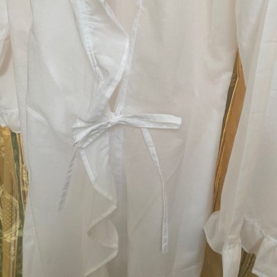 Zoom bild av glamorös morgonrock fotomodell mannekäng