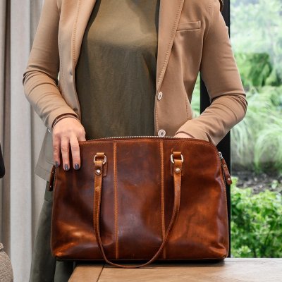 Zoom bild av snygg jobbväska dam i buffrat vintageskinn italiensk skinnväska shopper med datorfack jobbväska dam