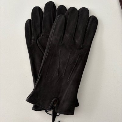 Zoom bild av elegant mockahandske dam svart