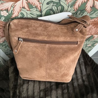 Zoom bild av ljus nougat mockaväska till hösten supermjuk mocka väska