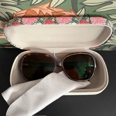 Zoom bild av william morris glasögonfodral för den större bågen större glasögonfodral william morris