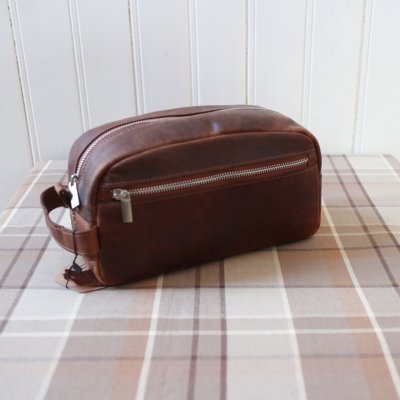 Zoom bild av herrnecessär i skinn cognacsfärgad buffrat skinn