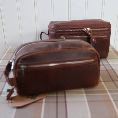 Zoom bild av stilfull klassisk necessär i skinn med antik känsla