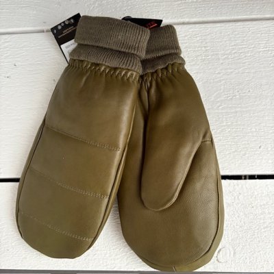 Zoom bild av oliv tumvante handske oliv mjuk nappa fingrar i tumhandsken