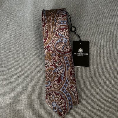 Zoom bild av slips paisley amanda christensen bordeaux