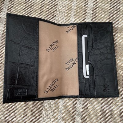 Zoom bild av elegant old money style rfid skydd croc osvart skinnfodral pass