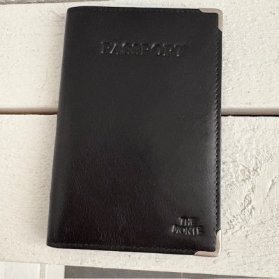 Zoom bild av passfodral i skinn snygg klassiskt fodral till pass