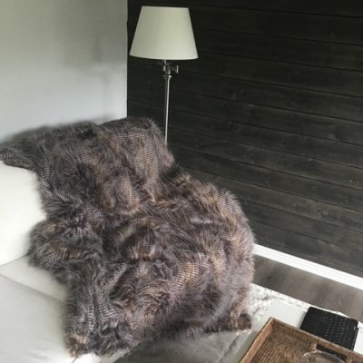 Zoom bild av pläd konstverk skira fjäderlook brun pläd vacker som en tavla mysig faux fur
