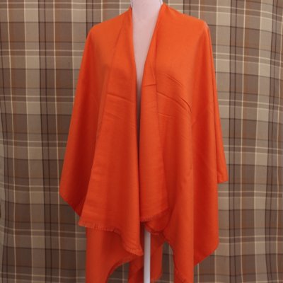 vacker orange damcape cape i orange färg sjal för dam poncho i orange färg klassisk cape välklädda damer