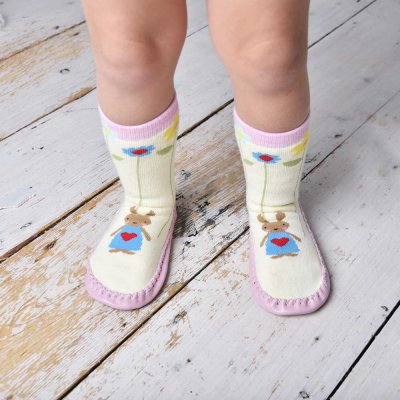 Zoom bild av söta ljuvliga moccasiner för baby