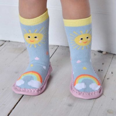 Zoom bild av moccasiner för barn sunshine rainbow regnbåge