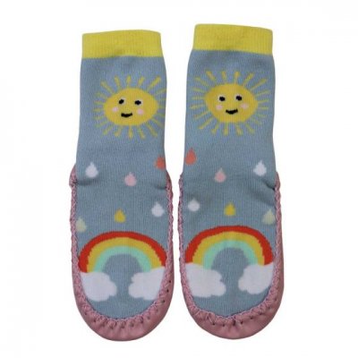 Zoom bild av söta barn moccasiner med ljuvlig design regnbåge sol rainbow