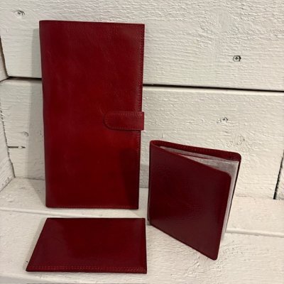 Zoom bild av elegant resefodral i skinn reseset presenttips dam kvinna elegant röd färg valentino röd