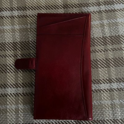 Zoom bild av elegant rött resefodral i skinn travel wallet reseplånbok rubinröd