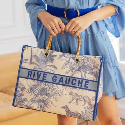 Zoom bild av väska riviera vardagslyx väska stor sommarväska jouy de toile jungle rive gauche bambuhandtag snygg moderiktig sommrväska rive g