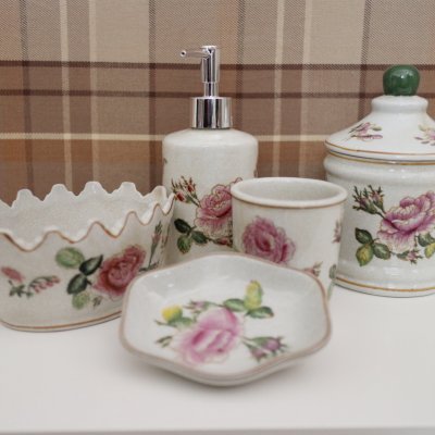 Zoom bild av vackert fat smyckesfat tvålfat ros gårdsromantiskt fat