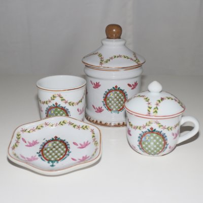 Zoom bild av rosa barock vacker handmålat porslin med gammaldags rokoko mönster