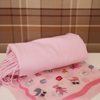 Zoom bild av stilfull scarf vardag fin rosa siden scarf