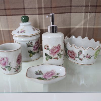 Zoom bild av fat i porslin vintagestyle rokoko mönster rosmönster