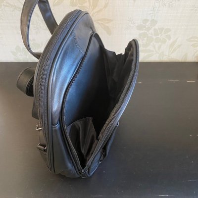 Zoom bild av ryggsäck i lammskinn nätt modell som är lätt