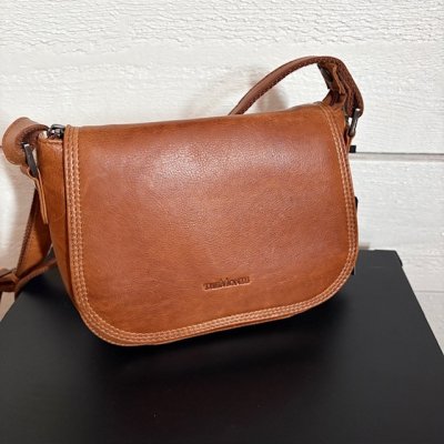 Zoom bild av snygg sadelväska i vackert skinn med patina buffrat skinn tuscany