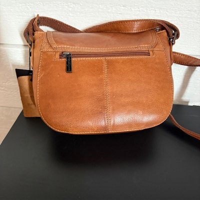 Zoom bild av klassisk sadel väska i buffelskinn flap bag the monte