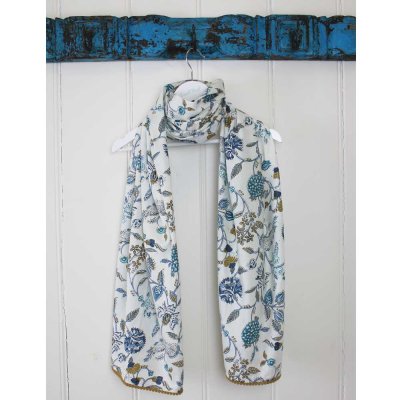 vit blå blommig sjal med senapsgula detaljer dam sjal dam halsduk scarf