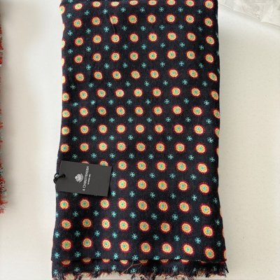 Zoom bild av snygg herr scarf gentlemannen amanda christensen kunglig leverantör hovleverantör