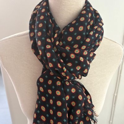 Zoom bild av old money style herr scarf snygg accessoar