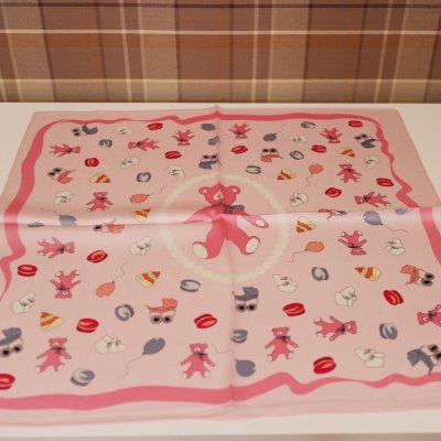 Zoom bild av stilfull rosa sidenscarf chic petit dam blivande mamma babyshower