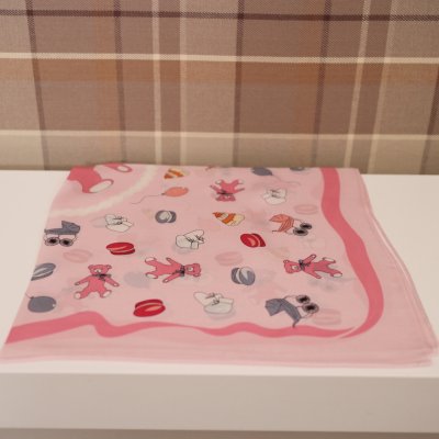 Zoom bild av sidenscarf dam rosa med nalle fransyska mode chic
