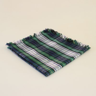 Zoom bild av tartanrutig servett med svensk design