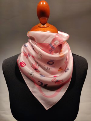 rosa siden scarf knyt runt halsen chic accessoar barnsligt tous motiv nalle barnvagnsmönster